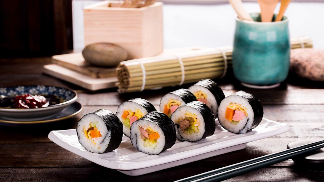 Cuộn và cắt gimbap
